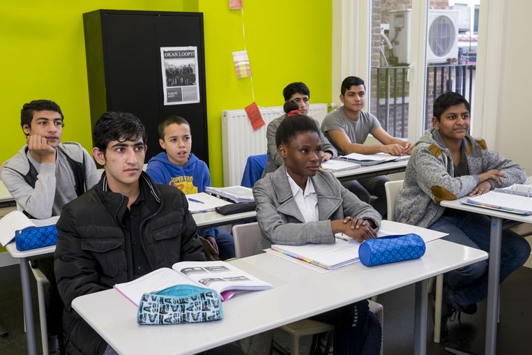 Vluchtelingenkinderen volgen les in een OKAN-klasje waar ze Nederlands leren. (Antwerpen, 2015) Beeld Benoit De Freine