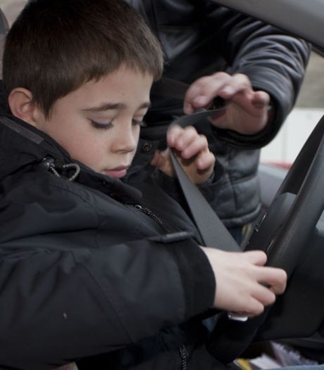 Als 12-jarige achter het stuur: steeds meer kinderen gaan zonder rijbewijs de weg op