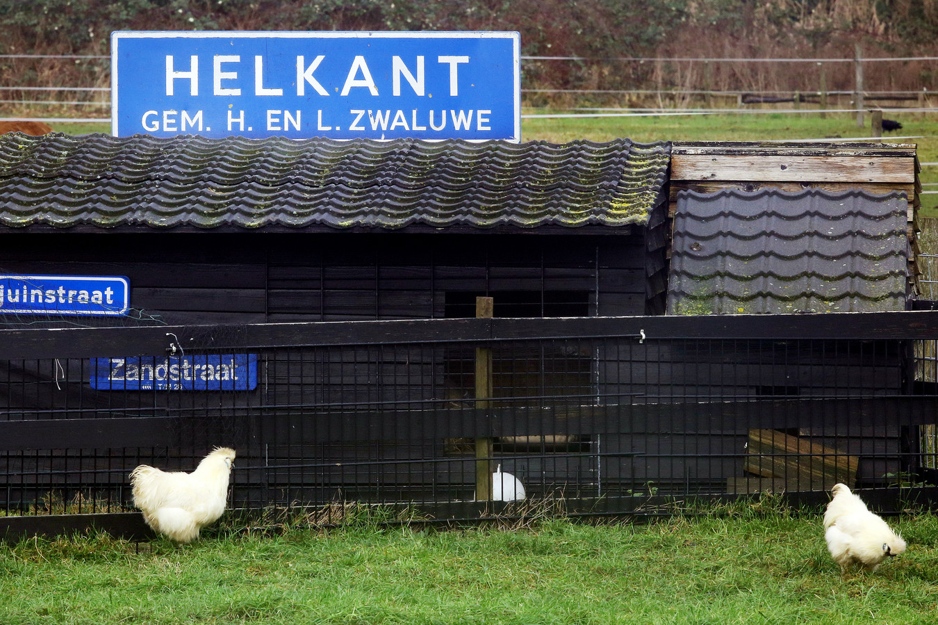 Aan de Zandstraat in het gehucht Helkant (Hooge Zwaluwe) zijn ze het verleden nog niet vergeten. Een bewoner heeft het oude plaatsnaambord van Helkant, destijds onderdeel van de door fusie verdwenen gemeente Hooge en Lage Zwaluwe, als aandenken in zijn tuin geplaatst.