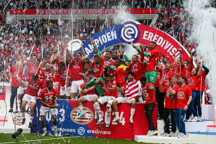 De spelers van PSV, onder wie Guus Til, vieren de landstitel met de supporters in het Philips Stadion.