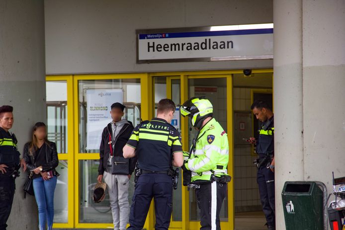 Politie doet onderzoek bij metrostation Heemraadlaan Spijkenisse na de steekpartij op de Wikkedreef, daar vlakbij.