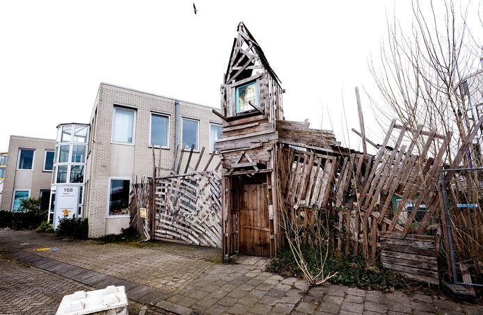 Het krakersbolwerk aan de Reactorweg op op bedrijventerrein Lage Weide.