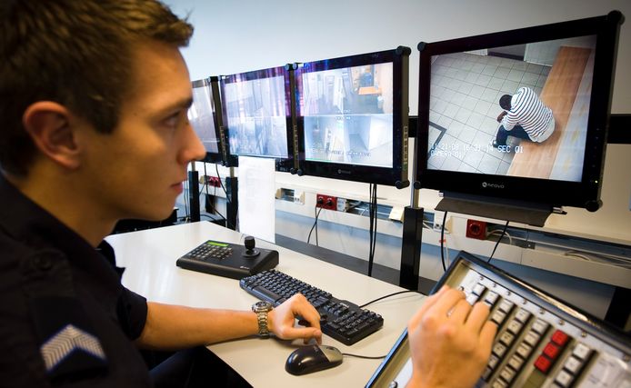 De marechaussee controleert met camera's de cellen in het uitzetcentrum op Schiphol.