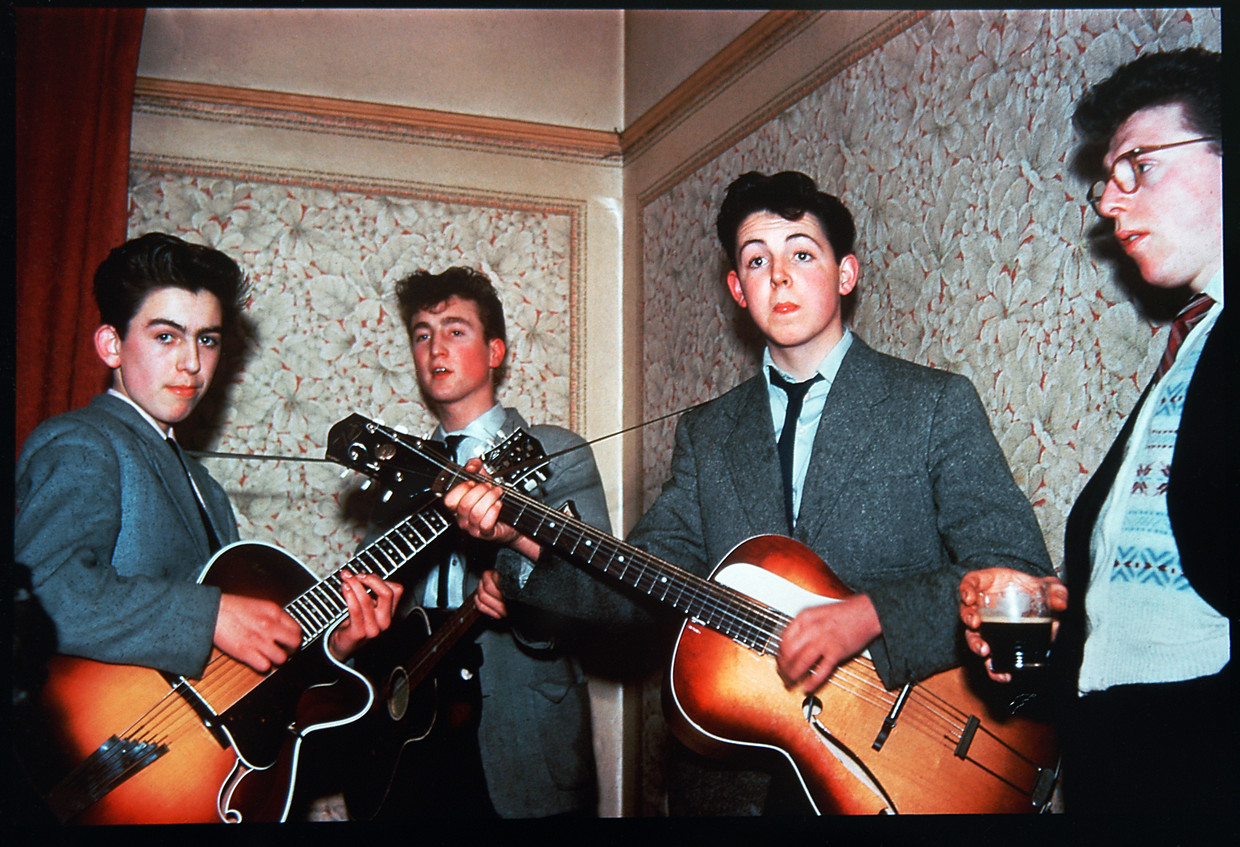 1958: Paul McCartney (derde van links) met George Harrison, John Lennon en Dennis Littler bij 
tante Jin en oom Harry in Liverpool. Beeld 