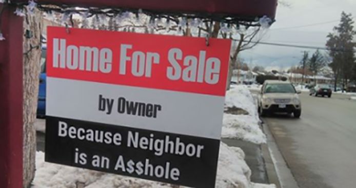 Huis te koop, maar de buurman moet u er bijnemen.