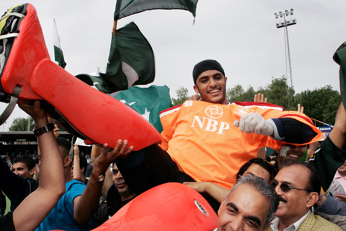 De held van Pakistan, Salman Akbar gaat op de schouders na zijn beslissende rol in het met 4-3 gewonnen duel tussen Pakistan en Australië tijdens de finale van de Rabotrophy in Amstelveen van 2005.