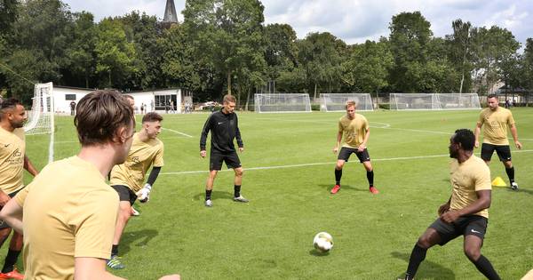 The White Boys-coach Theo Lucius stuurt zichzelf het veld in, spitsenduo Achtmaal vernedert SVG - BN