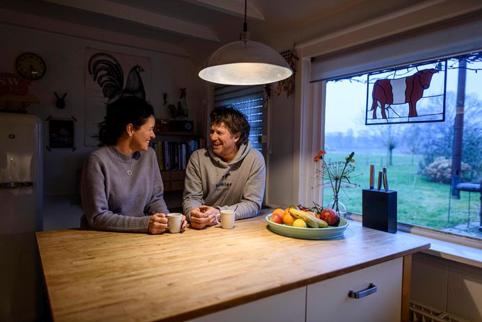 Evelien Harberink en Jelle Hidma delen hun liefde voor elkaar, het boerenleven en hun passie voor wonen. Het huis is groot, de keuken klein. Maar bij feestjes geldt hier het liedje: You will always find me in the kitchen at parties.