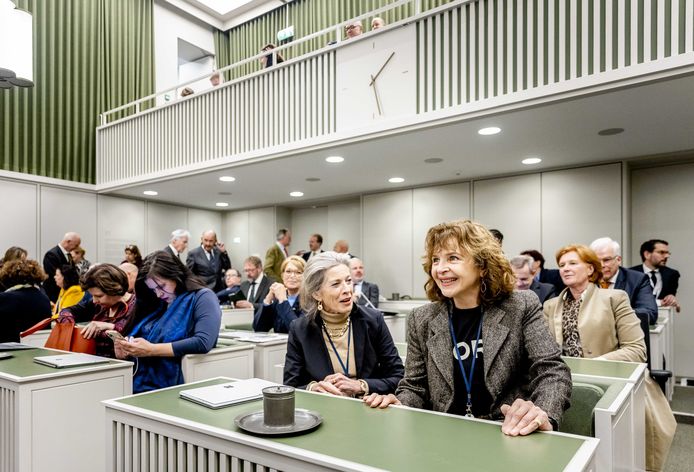 Fractievoorzitter Edith Schippers (VVD, R) samen met senator Tanja Klip-Martin (VVD) tijdens de stemming in de Eerste Kamer over de spreidingswet. Een ruime meerderheid stemde in met de wet nu de VVD ook akkoord is.