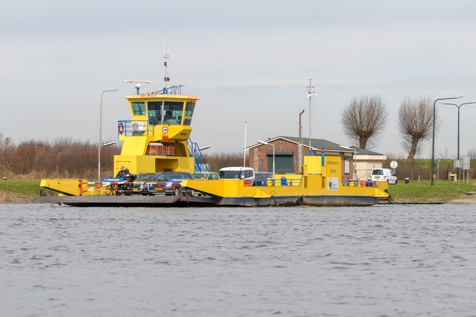De veerpont over de Bergsche Maas bij Drongelen. Als de plannen doorgaan, is de overtocht voor auto’s en motoren vanaf deze zomer niet meer gratis.