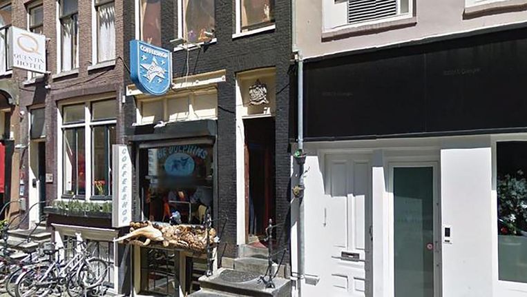 De zaak draait om een omstreden vastgoedtransactie met een pand in de Kerkstraat, waarin coffeeshop The Dolphins is gehuisvest Beeld Google Streetview