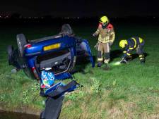 Vrouw ontwijkt dier en belandt met auto op zijn kop in Raamsdonk