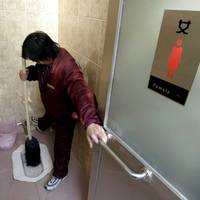 De pot op met zitcomfort: vrouwen die in Peking een openbaar toilet gebruiken, kunnen maar beter getrainde bilspieren hebben