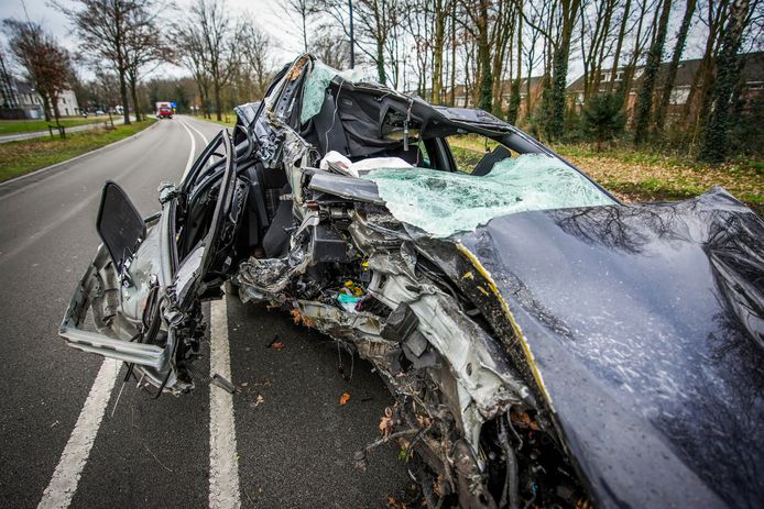 De schade is enorm op de Europalaan in Nuenen, de bestuurder had duidelijk een engel op zijn schouder.