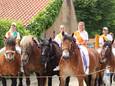 De zussen Julia, Amy en Sharon (vlnr) en hun vader Jan Crucq bij een ringrijwedstrijd met hun paarden Julie, Saar, Kaat, Freek en Sem.