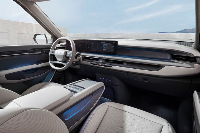 Het interieur van de Kia EV9 met afgeronde vormen en zo min mogelijk zwart.