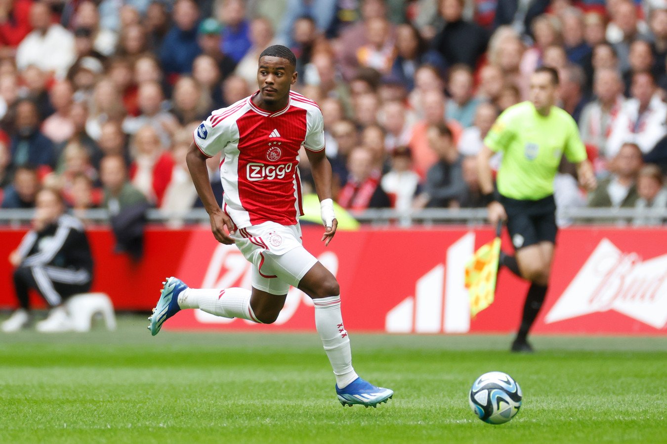 Ajax opent gesprekken met lichtpunt Jorrel Hato (17) over flink