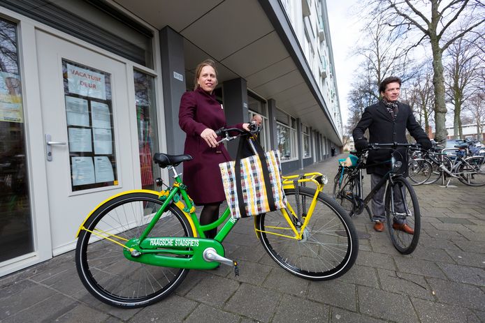 Minister Carola Schouten fietst net zo gemakkelijk op een groen gele fiets, hier bij een werkbezoek aan Moerwijk.