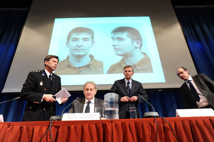 Toenmalig burgemeester Eberhard van der Laan in december 2010 tijdens de persconferentie na de aanhouding van Robert M, samen met hoofdcommissaris politie Amsterdam- Amstelland Bernard Welten, hoofdofficier van justitie Herman Bolhaar en directeur GGD Amsterdam Paul van der Velpen.