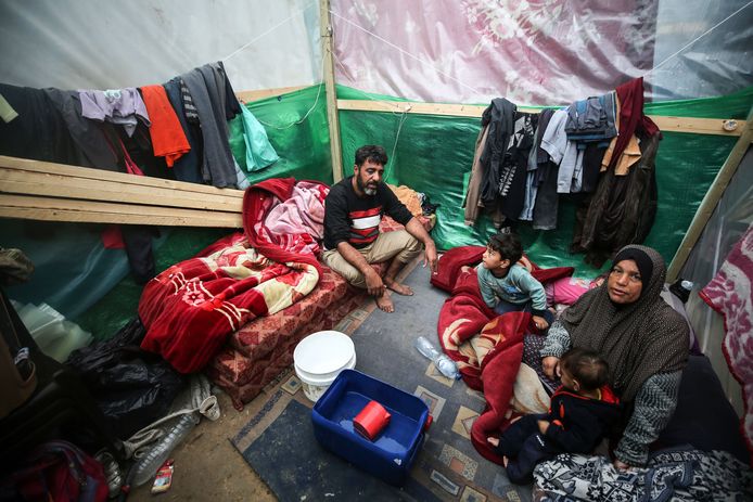 Philippe Lazzarini, hoofd van de Palestijnse vluchtelingenorganisatie van de VN (UNRWA) noemt deze erbarmelijke omstandigheden een “hel op aarde”.