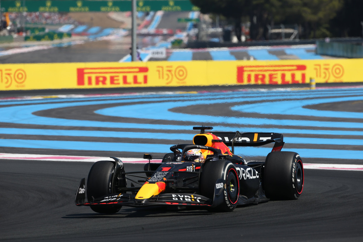 De Nederlander Max Verstappen snelt in zijn Red Bull naar de overwinning in Le Castellet, vorig weekend. Beeld Photo News