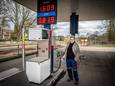 Theo van den Berg ziet bij zijn tankstation langs de Rijksweg in Plasmolen amper klanten meer.