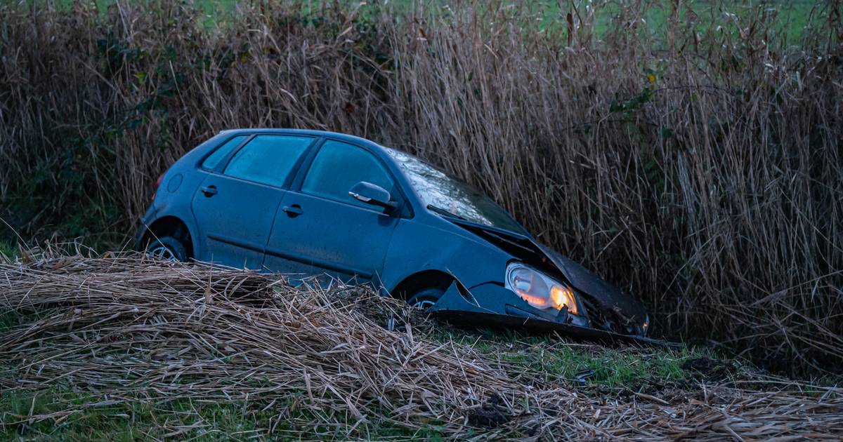 Auto in sloot gereden op De Oasterwei in De Westereen