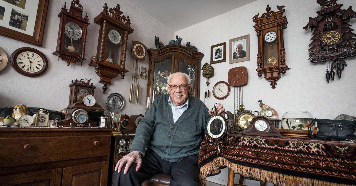 harrie uit deurne 94 is bij de tijd hij heeft 203 klokken in zijn huis de peel ed nl