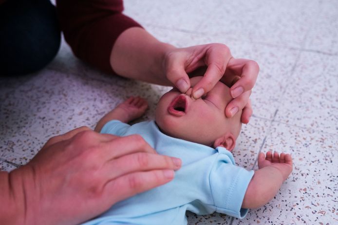 In een workshop leer je baby’s en peuters reanimeren. Je kan oefenen op poppen.