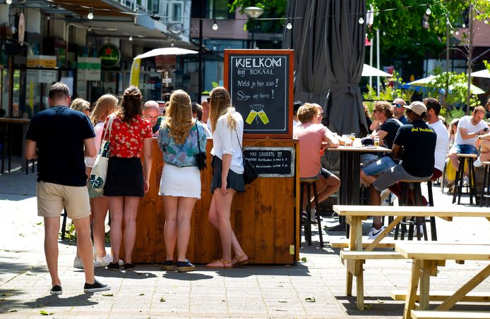 Vele zaken zoals Café Bokaal op de Nieuwemarkt hebben tal van maatregelen genomen zodat bezoekers afstand houden.
