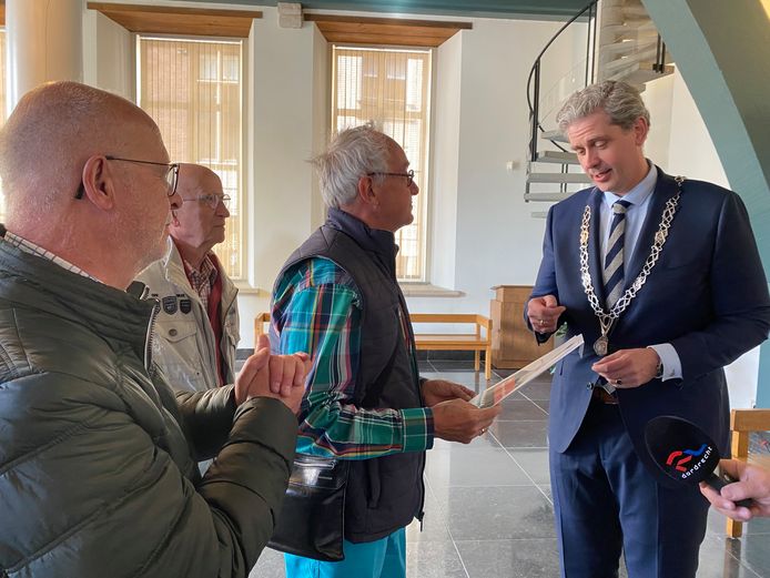 Een groep Sterrenburgers overhandigt het burgerinitiatief aan burgemeester Wouter Kolff.