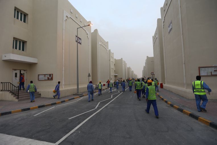 Een wooncomplex voor de arbeiders in Doha, Qatar. Deze foto is uit 2016, want de krant kreeg geen toestemming naar binnen te gaan. Beeld Getty Images