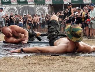 Metalheads amuseren zich rot met 'belly slide' voor hoofdpodium Alcatraz