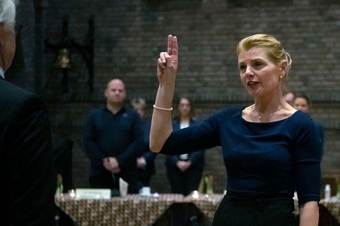 Paula Jorritsma (53) legt de eed af als nieuwe burgemeester van Voorst.