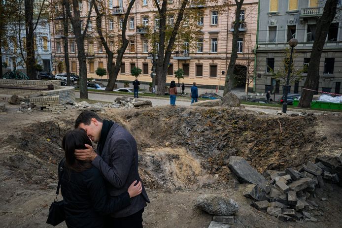 Dit koppel kust elkaar bij een krater in een park in het centrum van Kiev. De raketinslag gebeurde op 10 oktober als vergelding voor de ontploffing van de Krimbrug. Het was de eerste keer sinds eind juni dat de hoofdstad opnieuw geviseerd werd door de Russen.