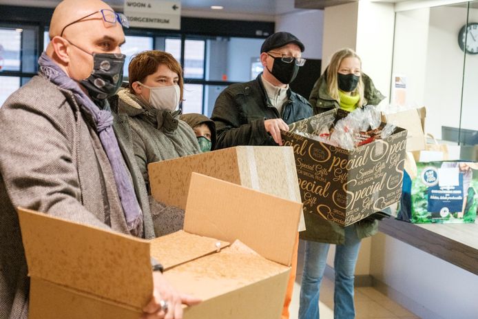 De dokwerkers gingen de pakketten met muffins overhandigen aan het personeel van De Mick.
