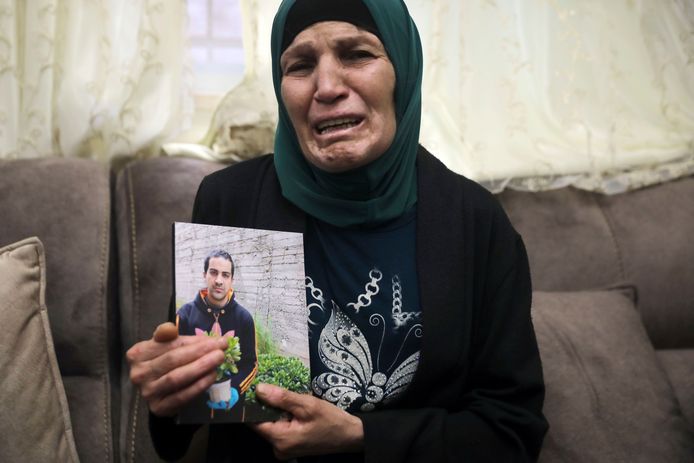 De door verdriet overmande moeder van Iyad Halak met een foto van haar zoon in de ouderlijke woning in Wadi Joz, Oost-Jeruzalem.