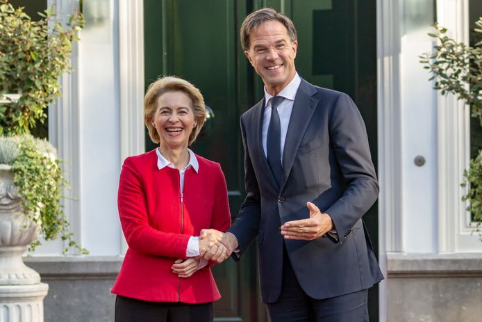 Archiefbeeld van premier Mark Rutte (rechts) de voorzitter van de Europese Commissie Ursula von der Leyen.