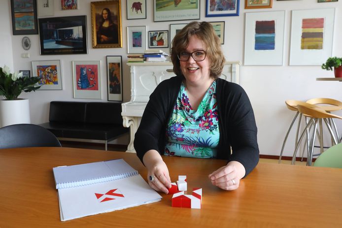 Onderzoekster Loes van Aken doet onderzoek naar iqtests Spinoza RUN. Nijmegen, 24-4-2017 .