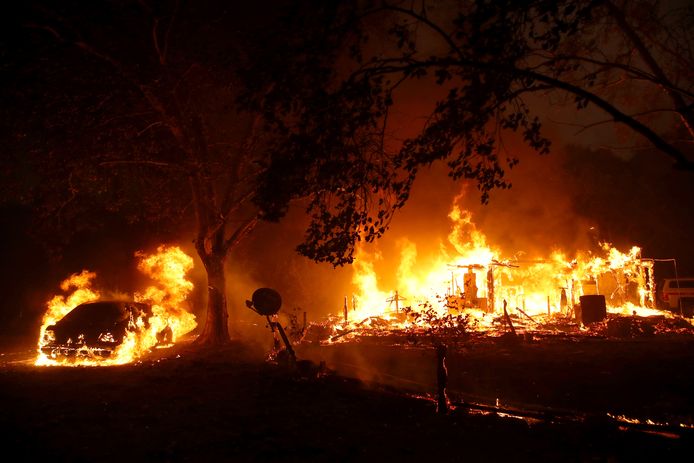 Huizen in het stadje Geyserville in Californië branden af als gevolg van de Kincade brand.