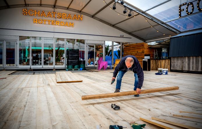 Bij de schaatsbaan Rotterdam aan het Toepad maken ze zich op voor de opening van zaterdag.