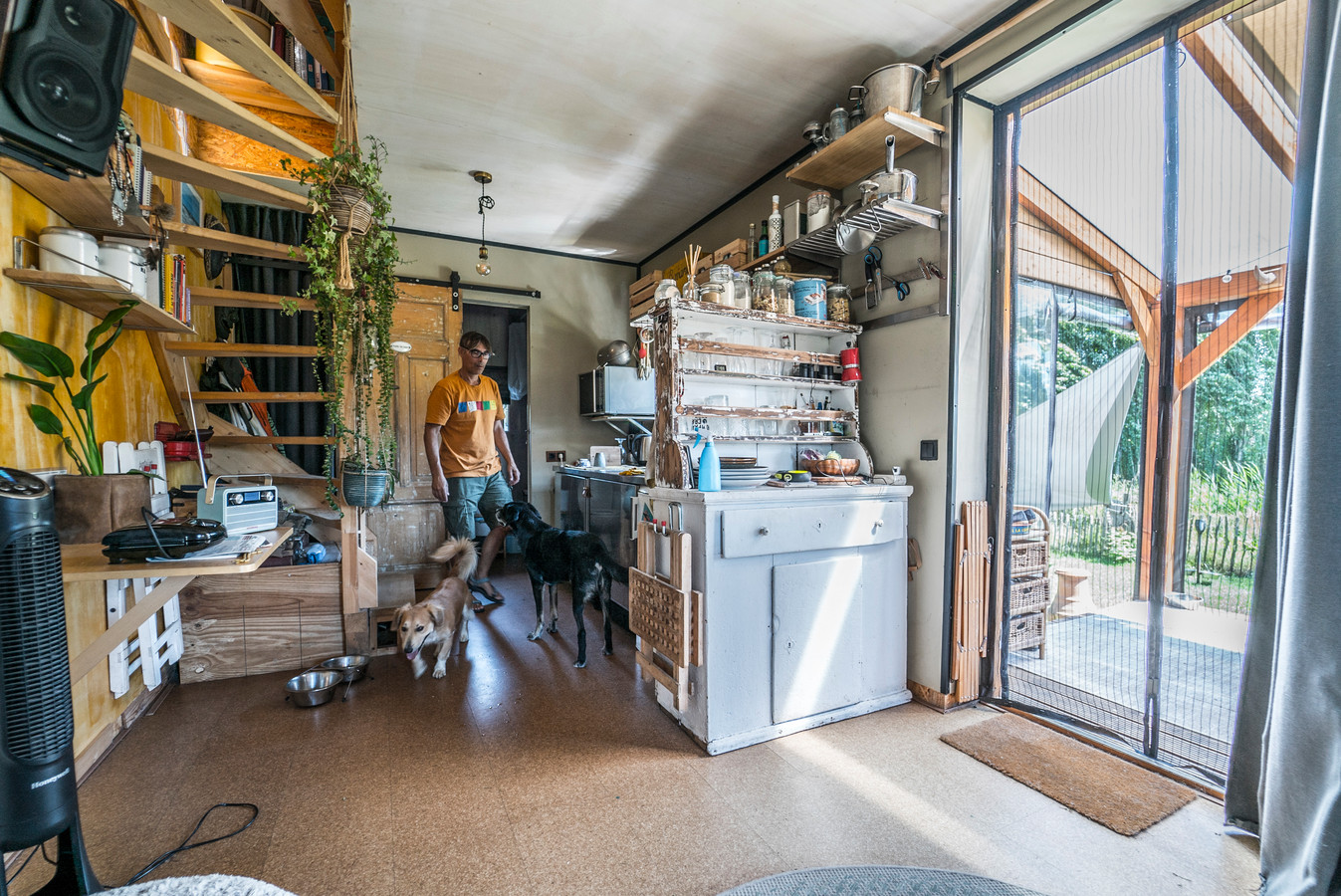 Casper (50) kocht huisje mét tuin voor 69.000 euro midden in de ...