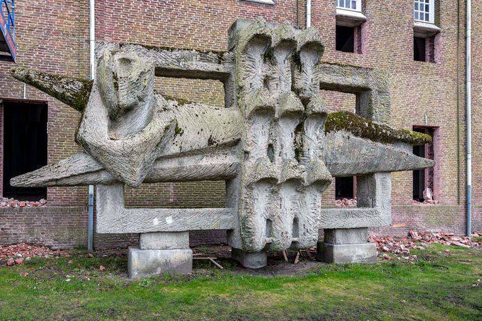Het beeld ‘Heilige Martelaren van Gorcum’ verhuist mogelijk van het Piusplein naar de algemene begraafplaats.