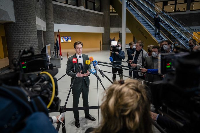 Volt-leider Laurens Dassen staat de pers te woord over de kwestie-Gündogan.