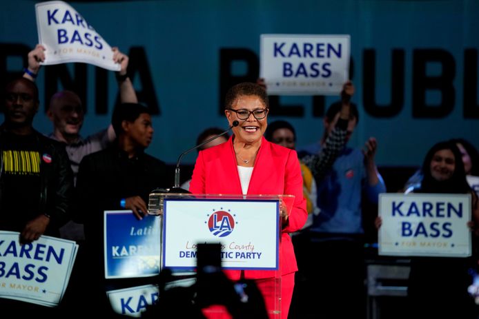 Karen Bass wordt de eerste vrouwelijke burgemeester van Los Angeles en volgt haar partijgenoot Eric Garcetti op.
