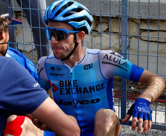 Simon Yates na afloop van de negende etappe.