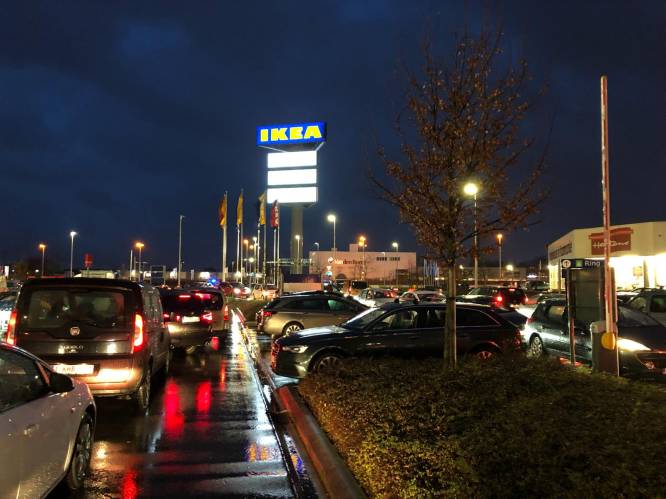 Grote wegverzakking veroorzaakt verkeerschaos aan Ikea in Wilrijk: “Blijf uit de buurt!”