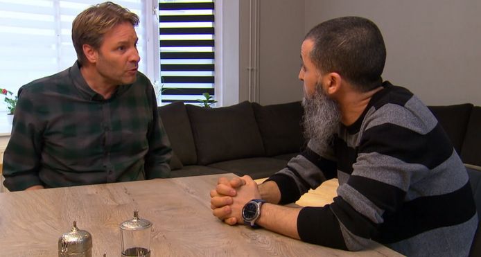 Victor Brand a tavola con Hamid.