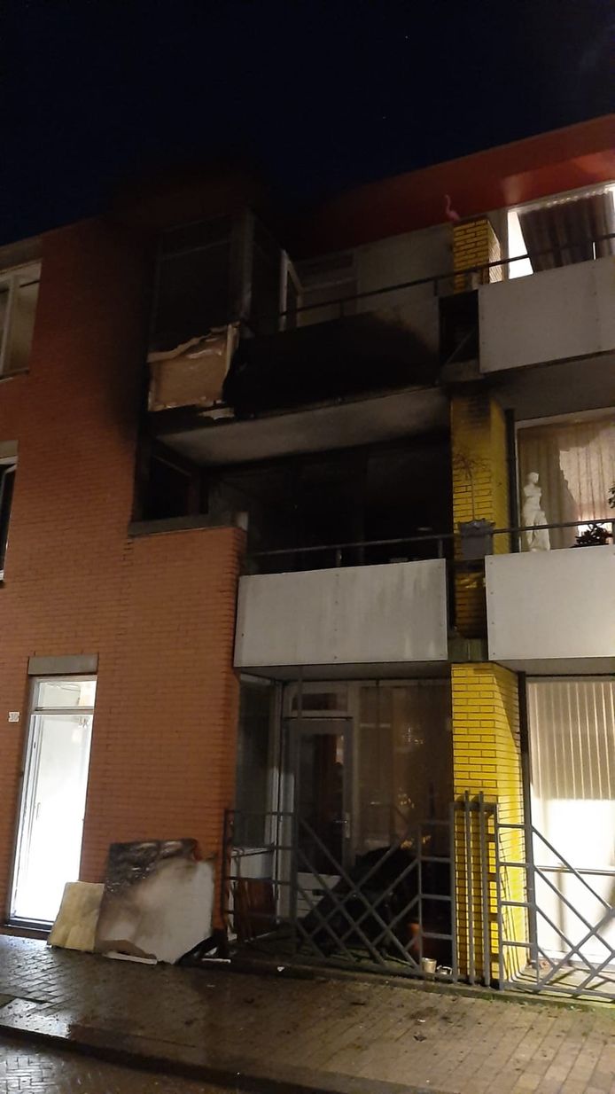 Veel schade na uitslaande woningbrand in Tilburg