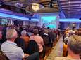 Wethouder Maarten van den Bos spreekt een volle zaal toe in Haalderen.
